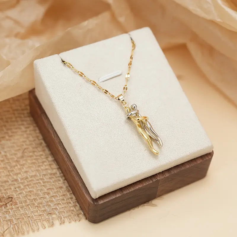 Elegant Couple Hug Heart Pendant Necklace – 18K Gold-Plated Stainless Steel Romantic Jewelry Gift for Women 💖