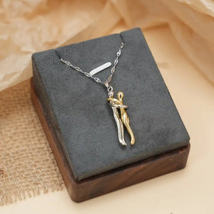 Elegant Couple Hug Heart Pendant Necklace – 18K Gold-Plated Stainless Steel Romantic Jewelry Gift for Women 💖