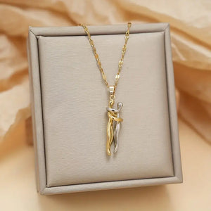 Elegant Couple Hug Heart Pendant Necklace – 18K Gold-Plated Stainless Steel Romantic Jewelry Gift for Women 💖